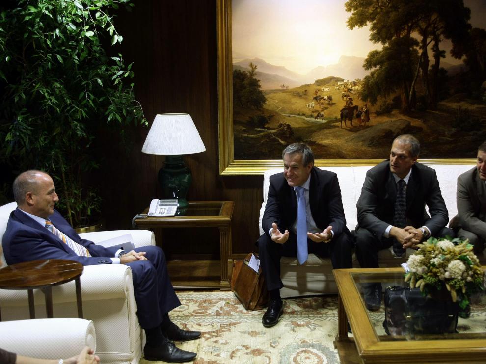 El ministro de Industria, Miguel Sebastián (izda), al inicio de la reunión que mantuvo hoy con representantes de la dirección de Magna