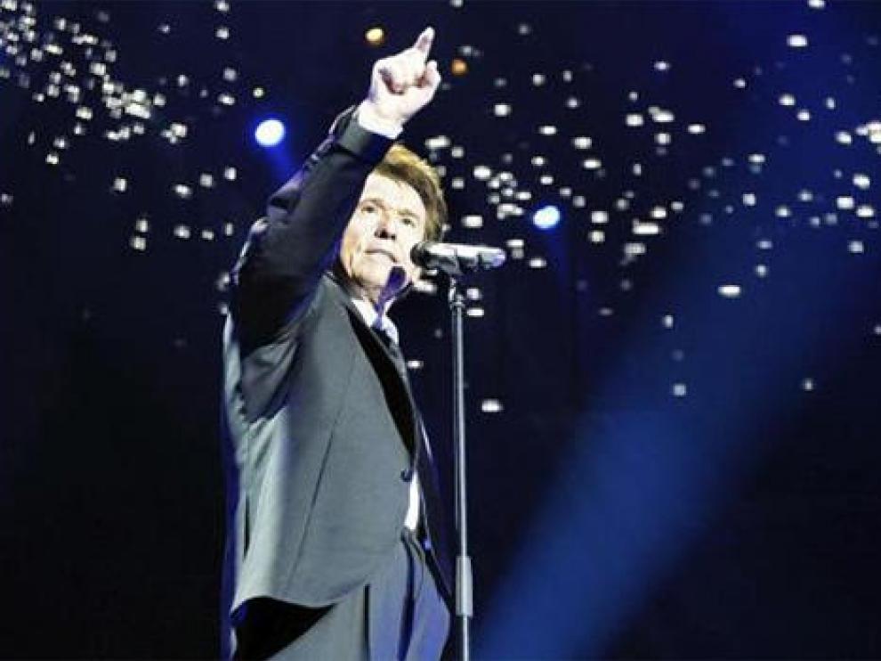 Raphael volvió a encandilar al público asistente al Príncipe Felipe con sus canciones de amor