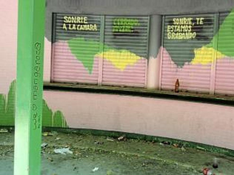 La suciedad se acumula junto al quiosco
