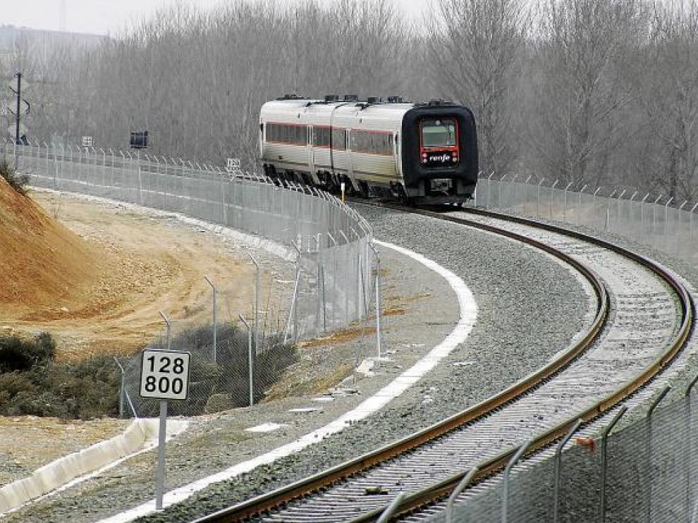 Un TRD circula por la vía de Teruel, que se electrificará hasta Zaragoza para alcanzar los 200 km/h.