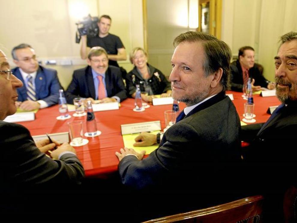 Biel, Iglesias y Belloch, en primer plano. Al fondo, de izquierda a derecha, Blanco, Lissavetzky y Almunia, en la reunión en el Pignatelli.