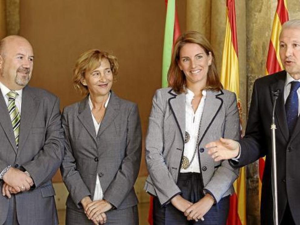 Pina (dcha.), junto a Quiroga (segunda por la dcha.) y otros miembros de la Mesa del Parlamento vasco.