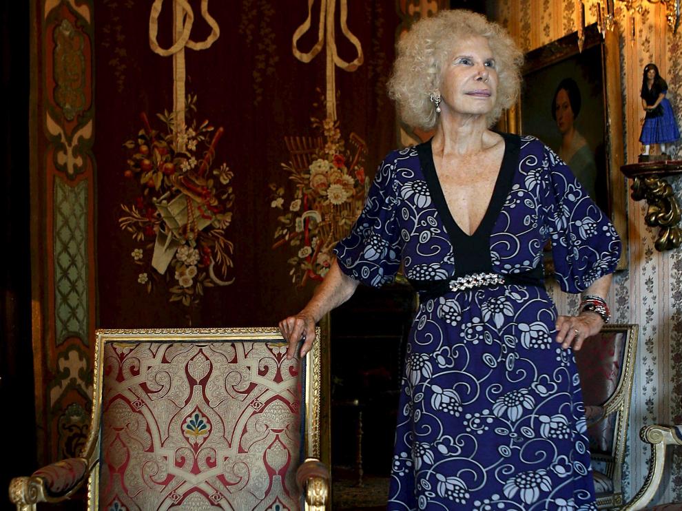 La Duquesa de Alba posa en el palacio de Dueñas