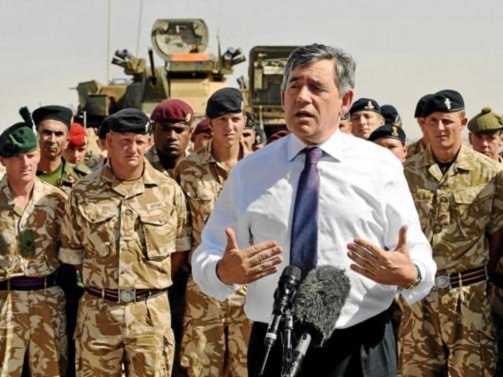Gordon Brown se dirige a varios militares británicos en Afganistán, en una visita el pasado agosto