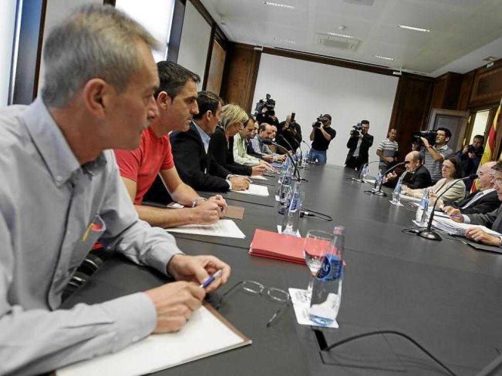 Representantes sindicales de Figueruelas recibieron ayer de los responsables del Gobierno central y la DGA el último plan de Magna.