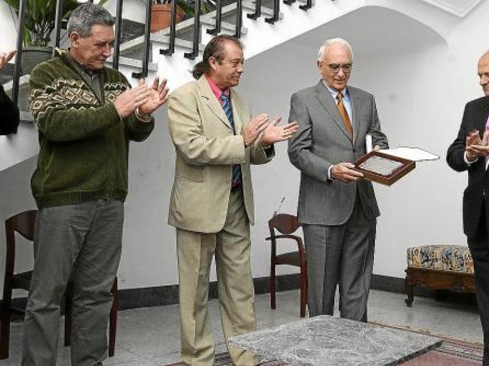 Santiago Ramón y Cajal Junquera, con la placa recibida ayer en Ayerbe
