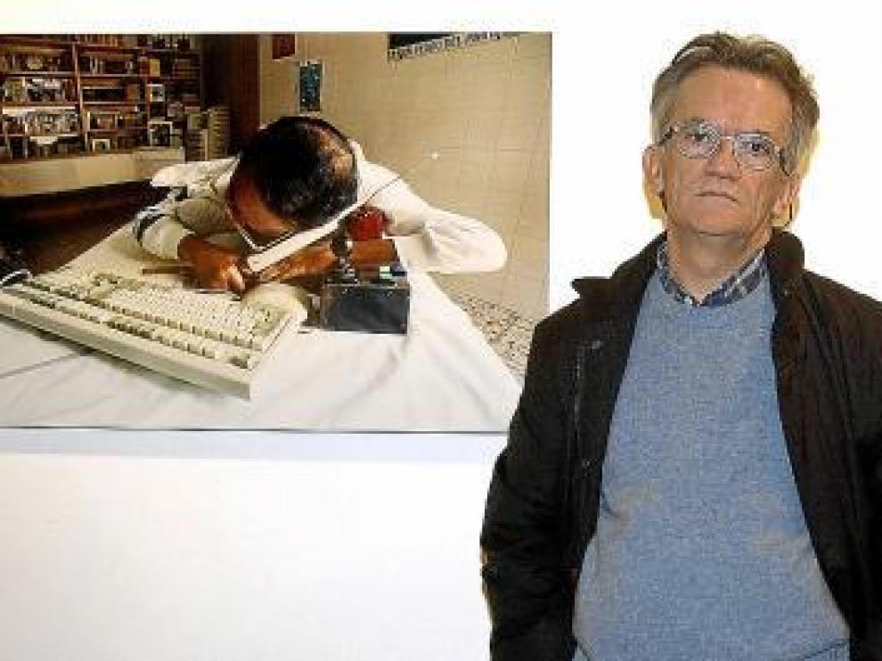 Koldo Chamorro, en 2003, ante una foto del joven 'Filico'
