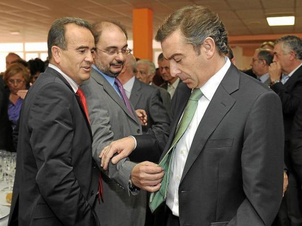 Lambán (centro) y Sánchez Quero, con el portavoz popular, Luis Mª Beamonte, el pasado miércoles