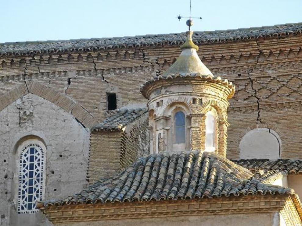Los muros agrietados son un indicador del precario estado de conservación estructural del templo