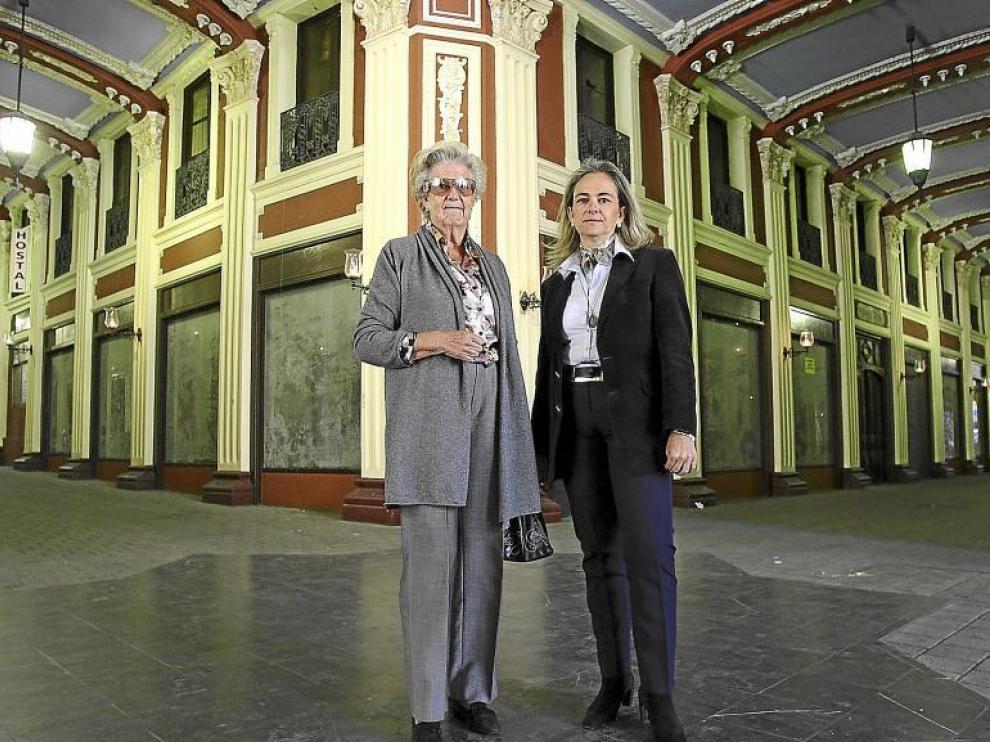 Blanca Marín (derecha), junto a su madre, Blanca García Hegardt