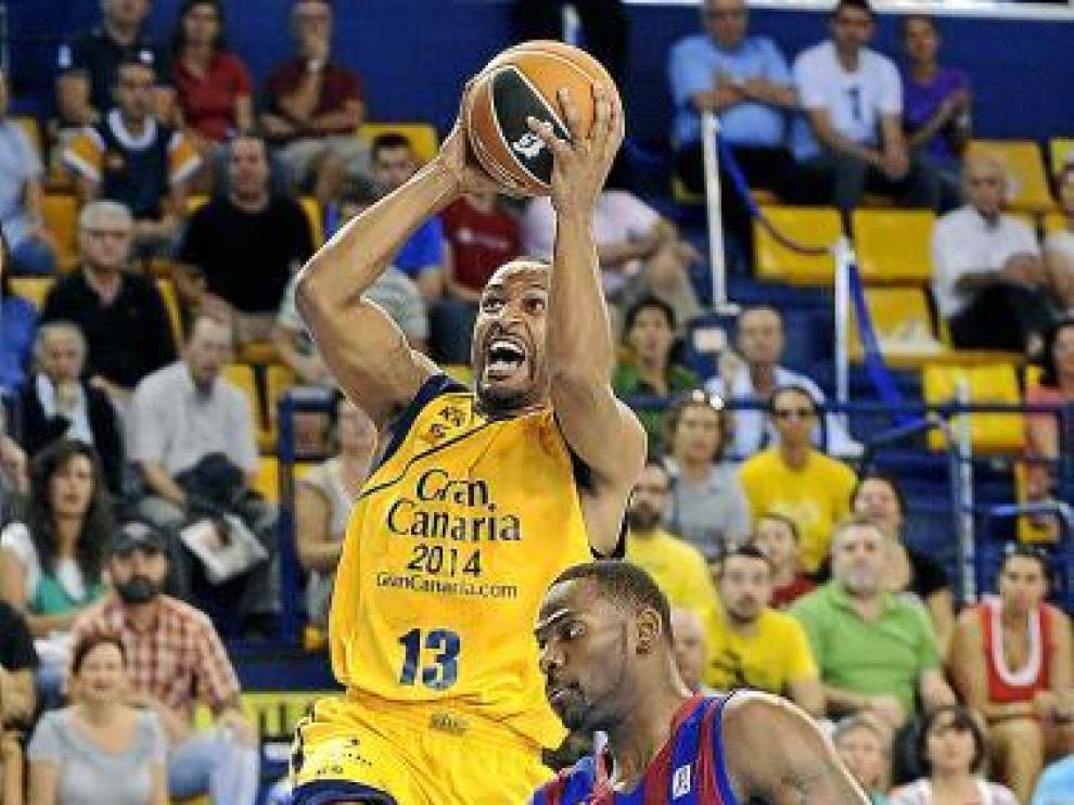 Marcus Norris se eleva para lanzar ante Pete Mickeal.