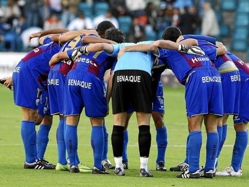 La SD Huesca hace piña antes del pitido inicial frente al Salamanca, el pasado sábado.