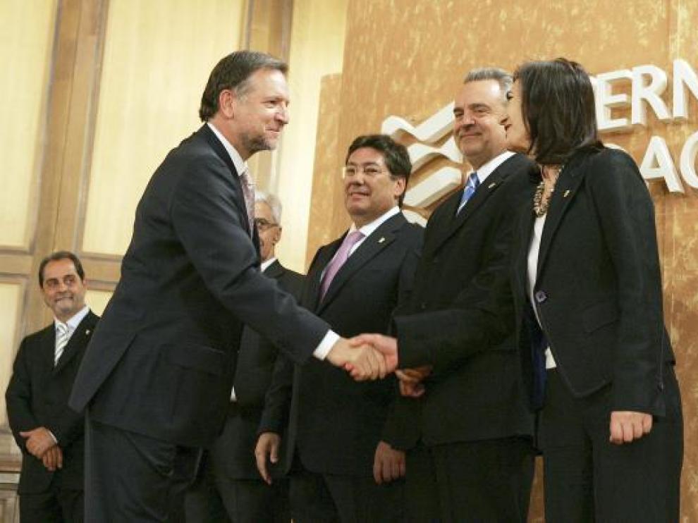 Iglesias saluda a los consejeros durante su toma de posesión en 2007.