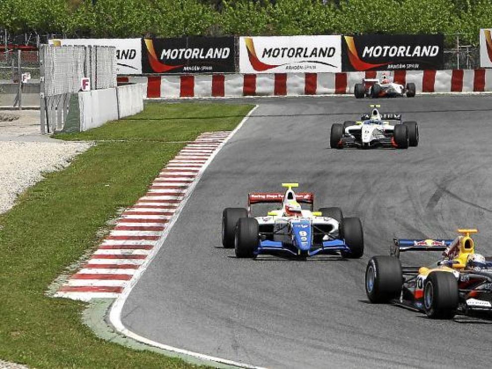 Varios bólidos cubren un tramo del circuito de Motorland, en Alcañiz.