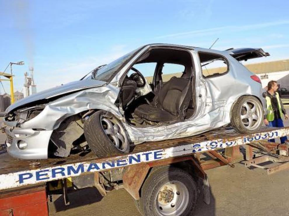 Una grúa retiraba ayer uno de los dos turismos implicados en el accidente.