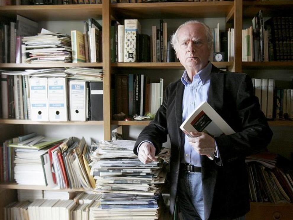 El poeta y narrador Francisco Ferrer Lerín acaba de publicar 'Fámulo', su poemario más redondo y ambicioso.