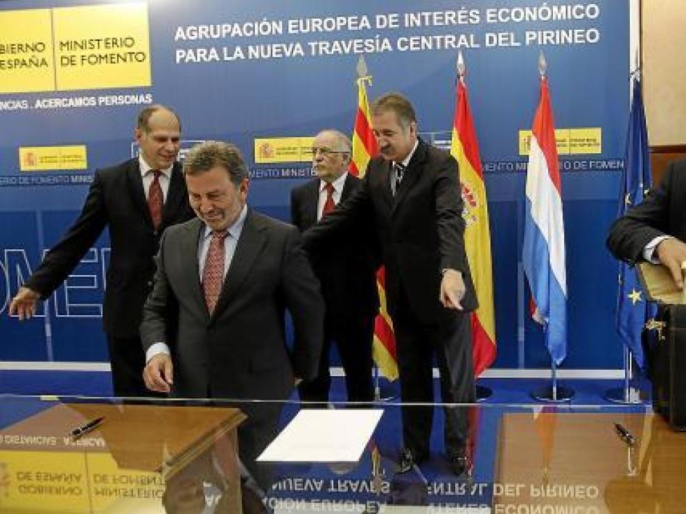El embajador francés saca los documentos, mientras el presidente del ADIF espera para firmar, ayer.