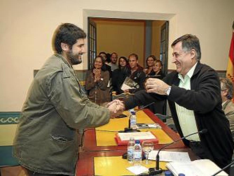 Gervasio Sánchez saluda a uno de los becados