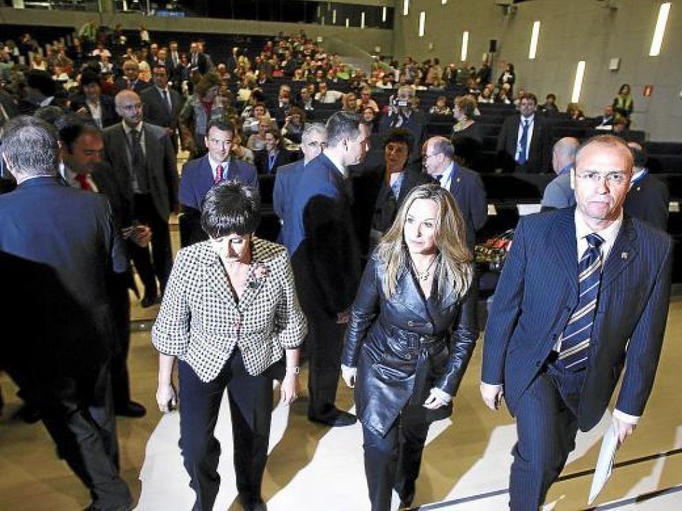 De izda. a dcha., la consejera de Salud, la ministra de Sanidad y el presidente de Semergen.