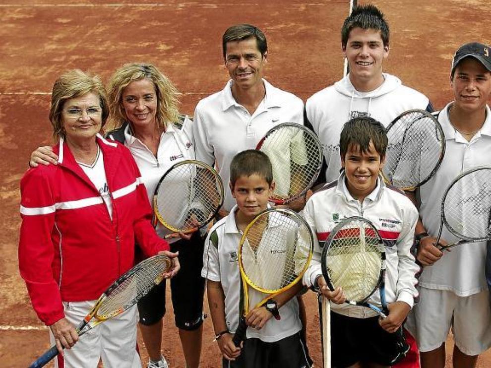 Mª Carmen y los Colás: Anabel, Aurelio, Abraham, Aarón y Jesús. En primera fila, los pequeños Alberto e Ignacio. Y sus raquetas, claro.