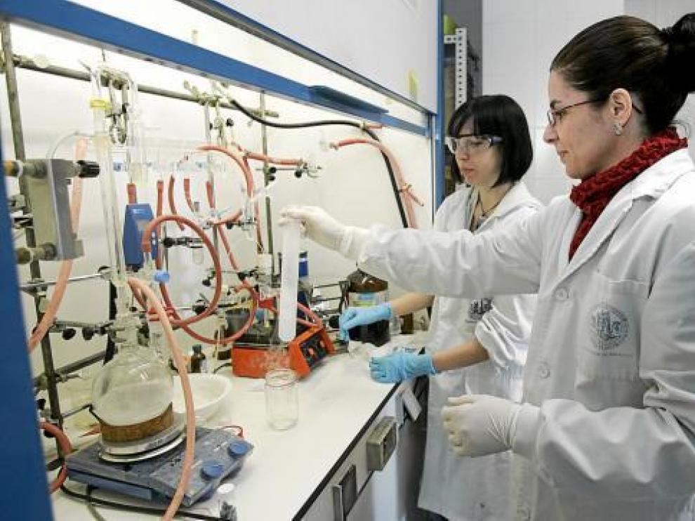 Dos científicas del grupo de investigación de Organometálicos y Catálisis, en la Facultad de Ciencias.