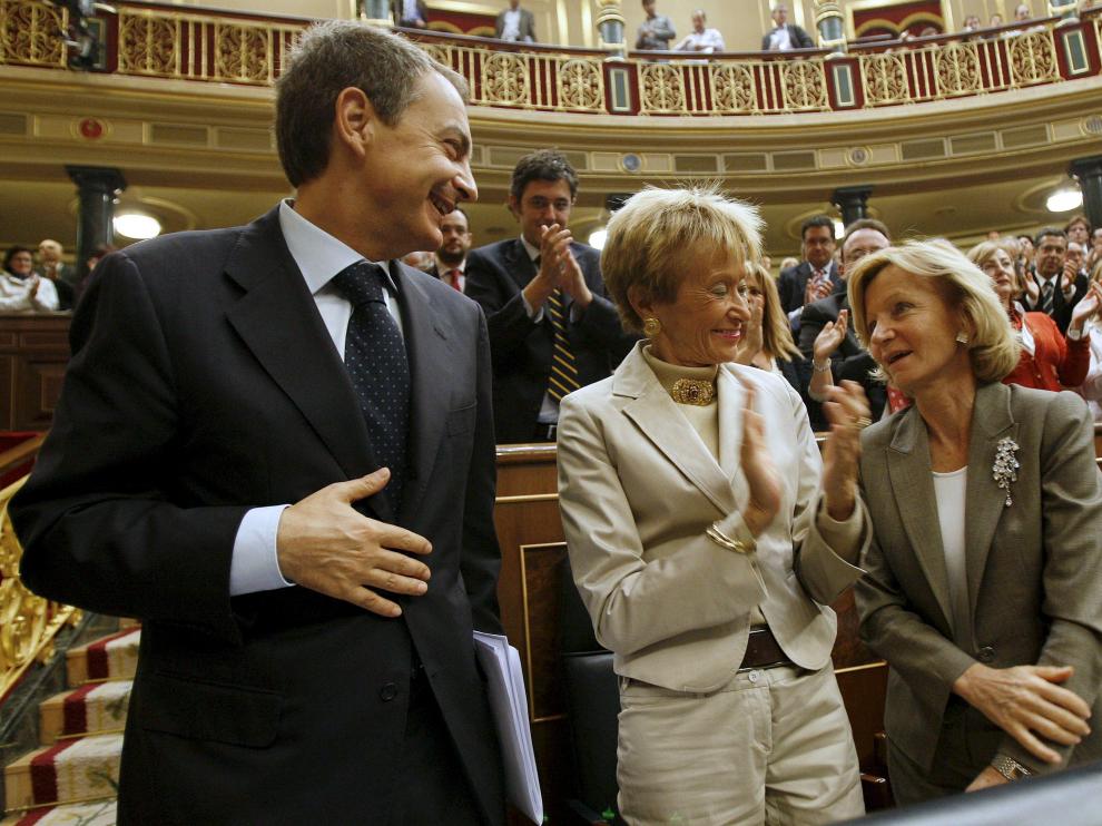 El presidente Zapatero junto a las vicepresidentas Mª Teresa Fernández de la Vega y Elena Salgado