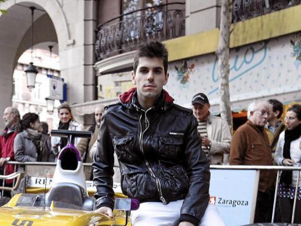 El piloto de Fórmula 1 Jaime Alguersuari, ayer en la plaza Santa Engracia de Zaragoza.