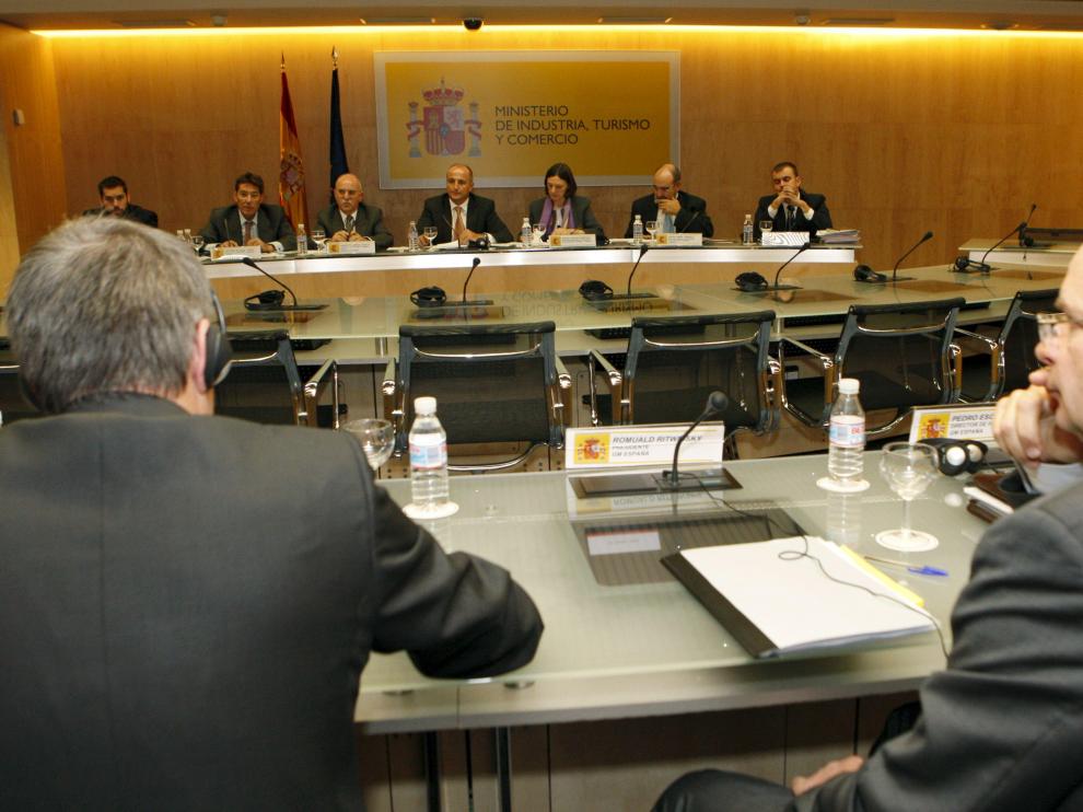 El presidente de General Motors España, Romuald Ritwinski (dcha), durante la reunión entre sindicatos y representantes de Magna, con la participación de miembros del Gobierno de Aragón y presidida por el ministro de Industria, Miguel Sebastián