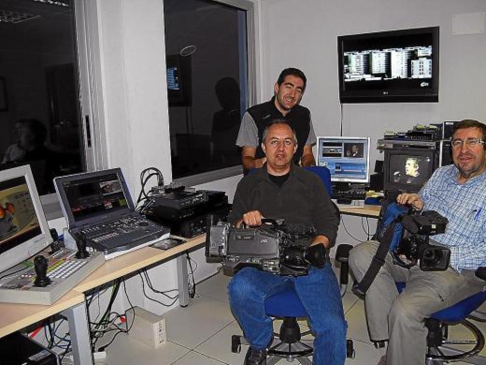El equipo de Canal 25: Fernando Castro (de pie), junto a Julio Díaz y José María Santolaria.
