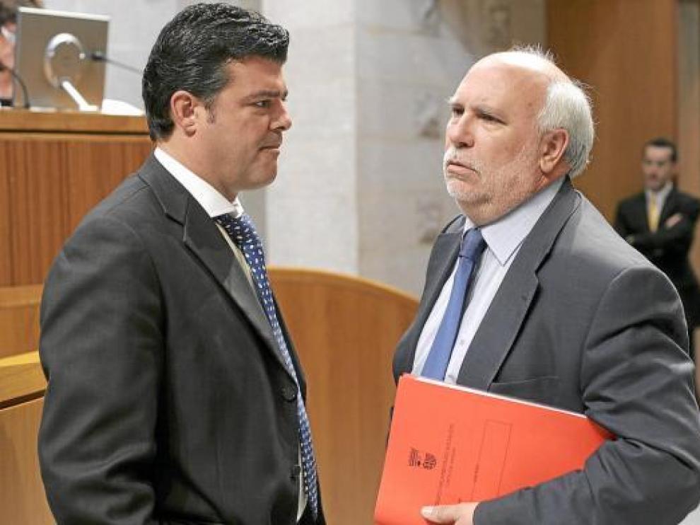 El portavoz del PAR, Javier Allué, y su homólogo del PSOE, Jesús Miguel Franco, en un pleno.