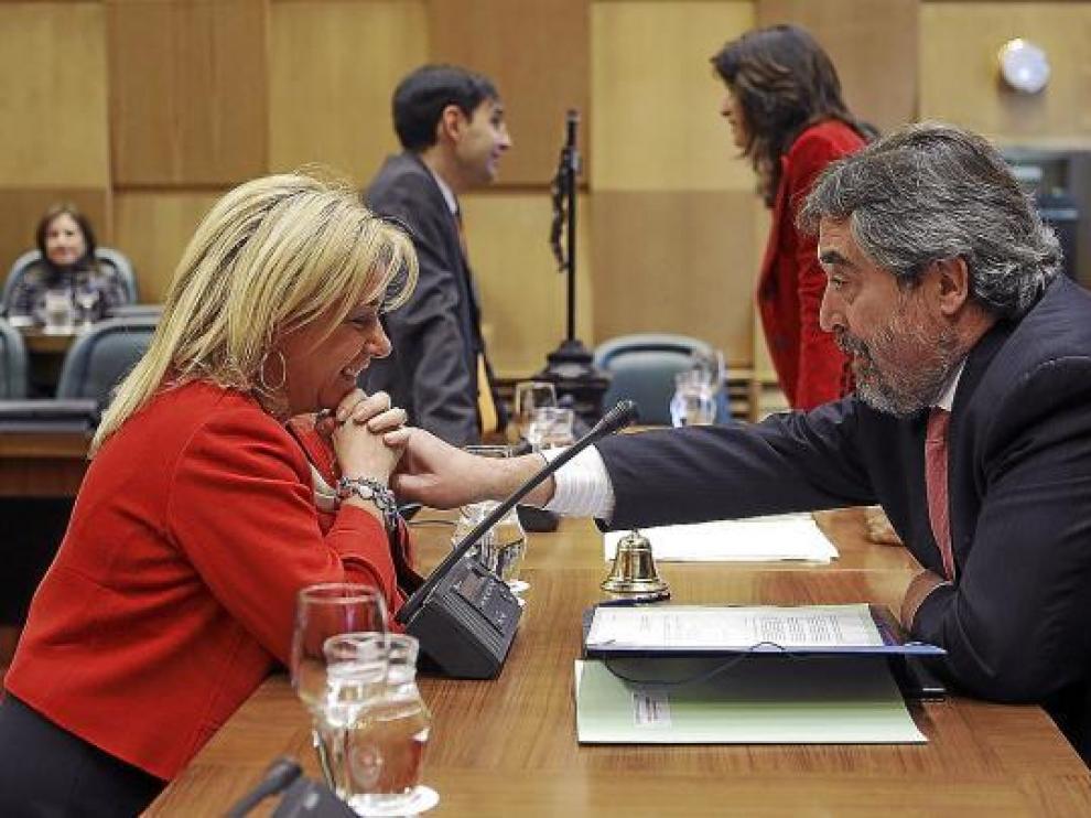 La portavoz del PP, Dolores Serrat, con el alcalde de Zaragoza, antes del inicio del pleno, ayer.