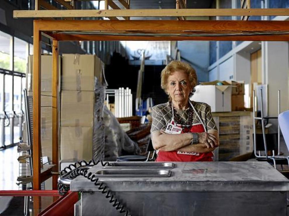 La voluntaria Lola Solans, posa mientras prepara el puesto en el mercadillo.