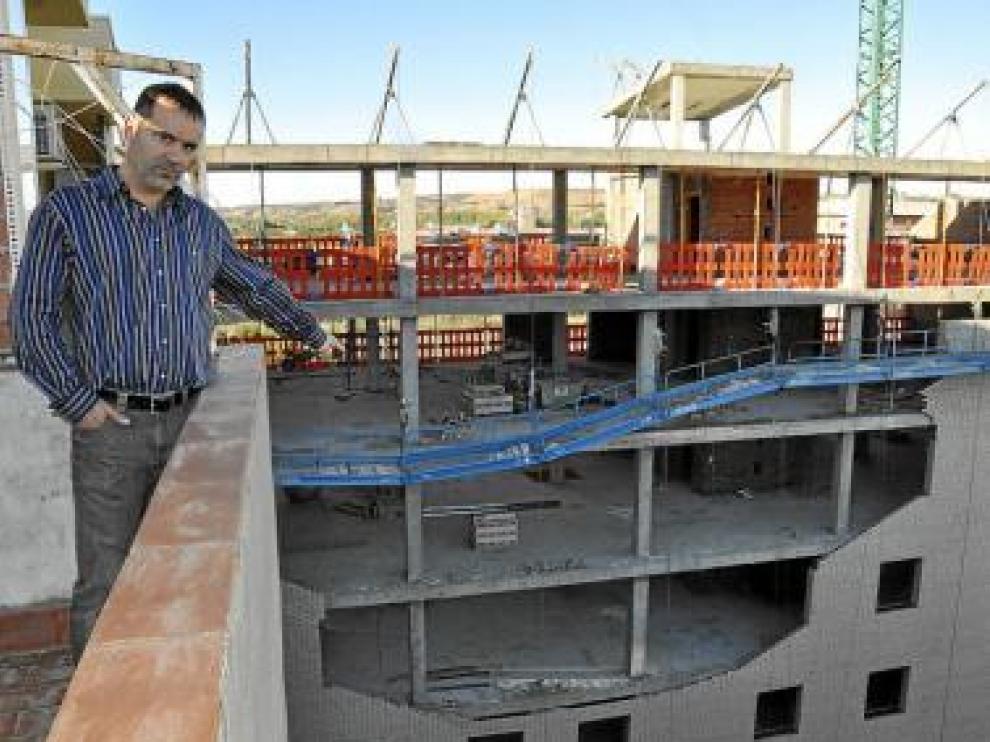Darío Larroya muestra desde su casa los daños en la fachada.