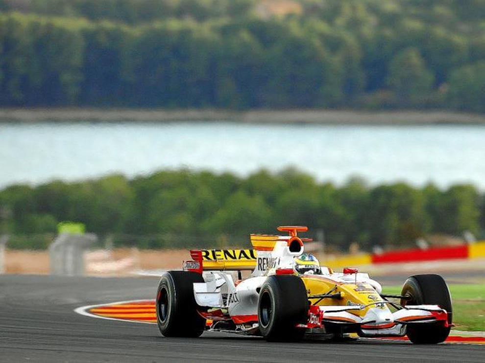 Lucas di Grassi, tercer piloto de Renault, rueda por la pista de Alcañiz con un monoplaza de Fórmula 1, en la jornada de ayer.