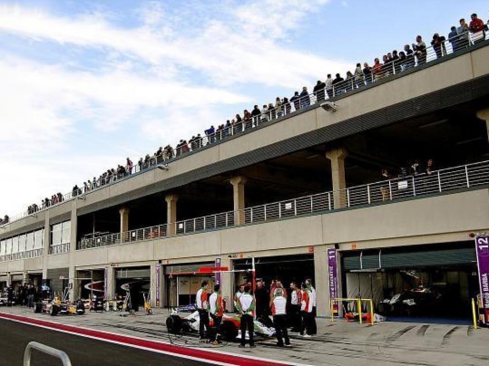 Imagen del 'paddock' del circuito de Alcañiz, en los entrenamientos colectivos celebrados ayer.