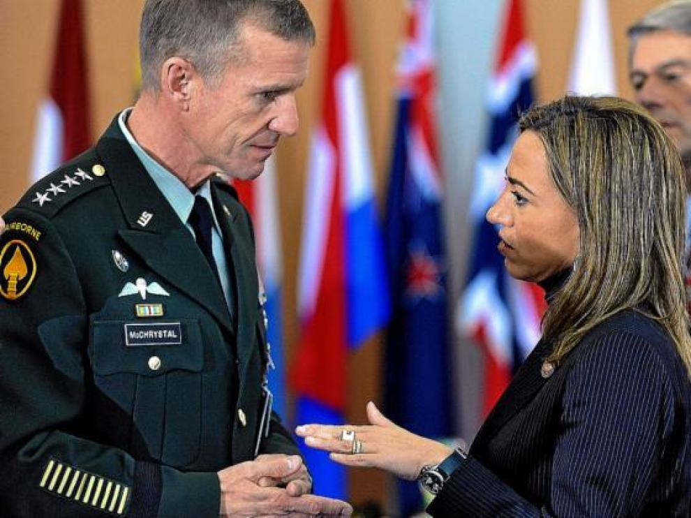 El general Mc Chrystal conversa con la ministra de Defensa española, Carme Chacón.