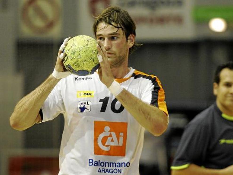 Fredrik Larsson, en pleno proceso de creación del juego con sus manos.