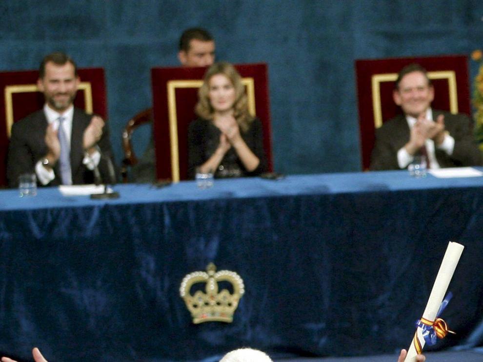El ingeniero estadounidense Martin Cooper saluda tras recoger junto a Raymond Samuel, el Premio Príncipe de Asturias de Investigación