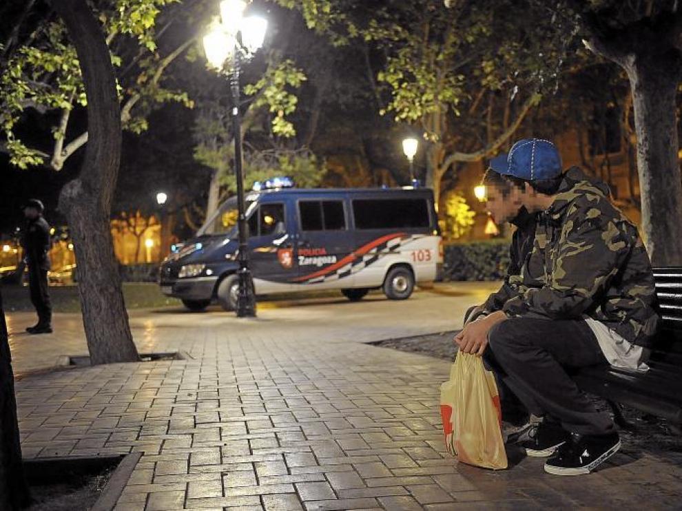 La Policía advierte a los jóvenes durante la primera noche de prohibición del botellón
