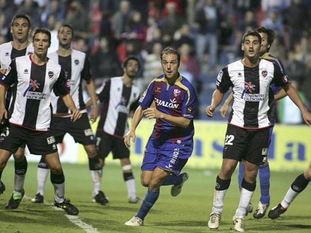 Helguera, rodeado por jugadores del Levante.