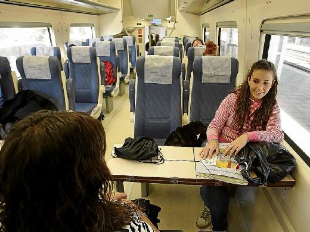 Andrea Lasierra, de frente, y Clara Santos, de espaldas, en el tren del viernes a las 15.36.