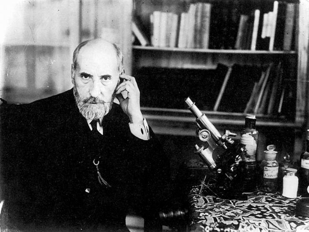 Santiago Ramón y Cajal, con su microscopio, en un autorretrato que se hizo en Madrid en 1908.
