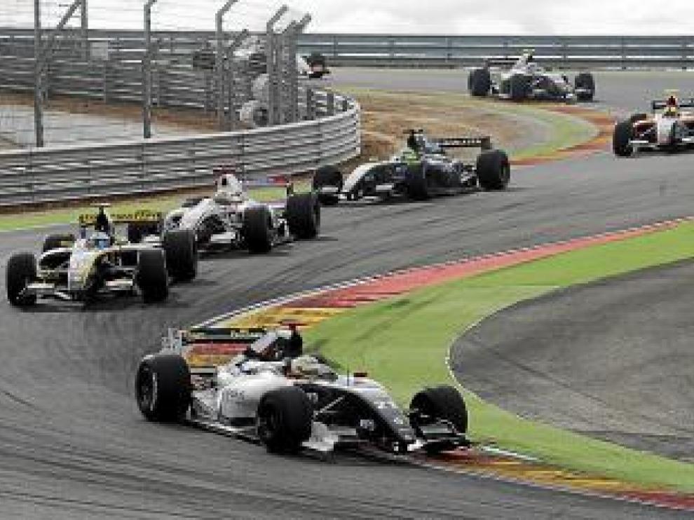 Los monoplazas, curveando en el circuito de Alcañiz.