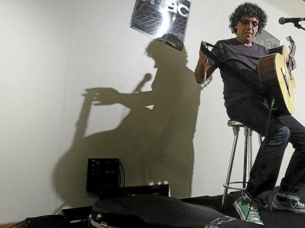 Pedro Guerra se prepara para comenzar su concierto en el Fórum de la FNAC.