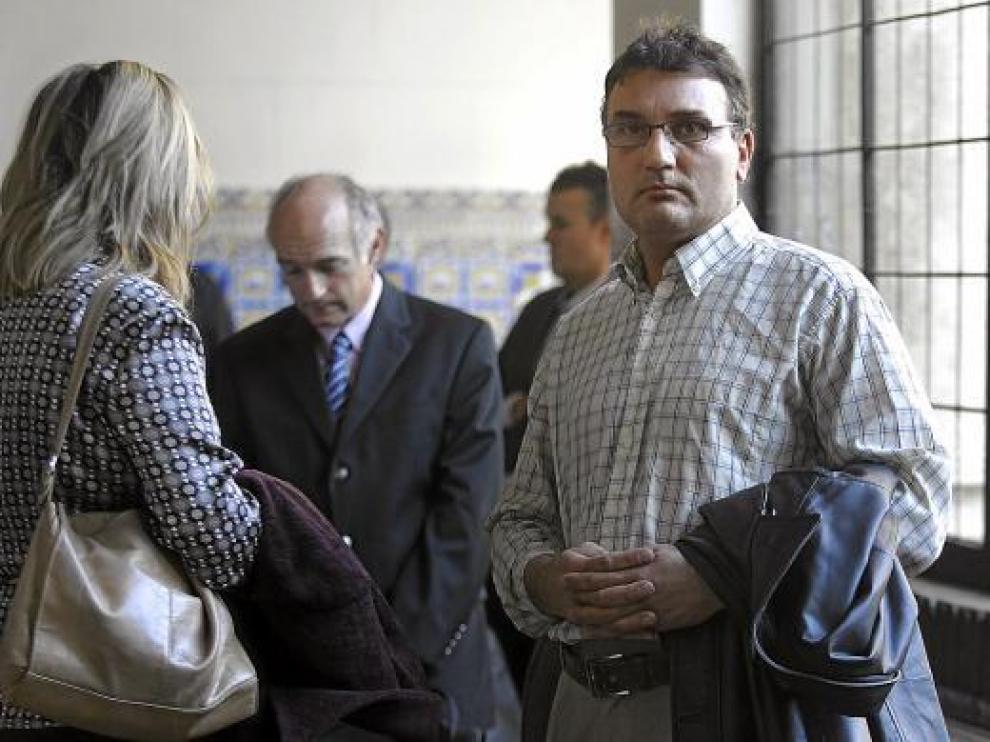 La pareja procesada, minutos antes de celebrarse ayer el juicio en la Audiencia de Zaragoza.