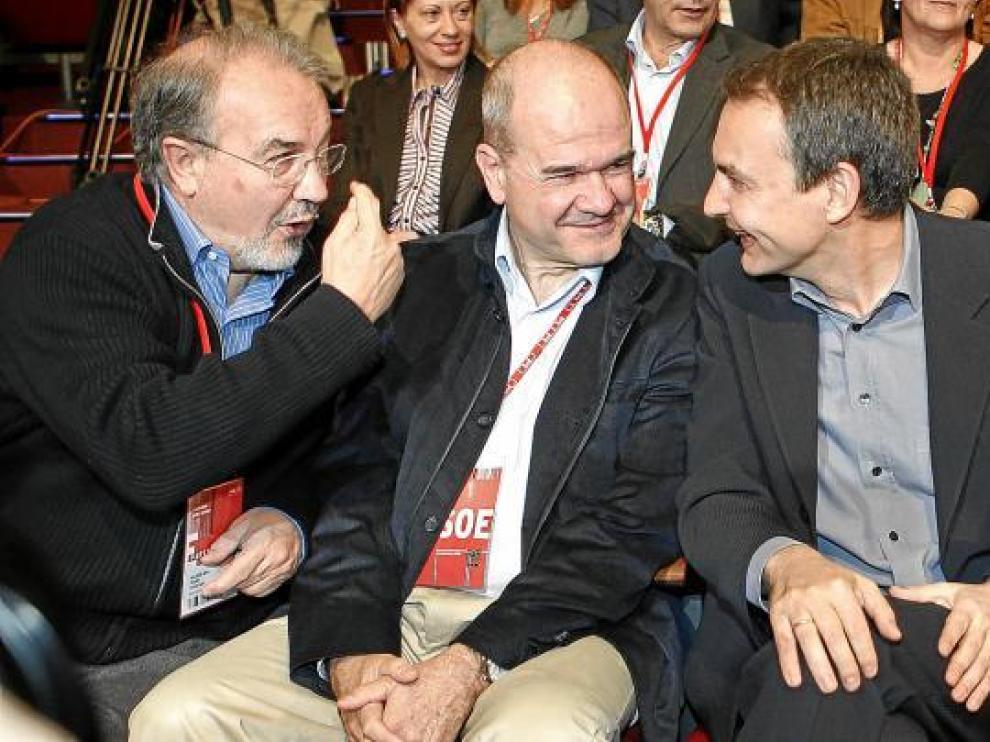 De izda. a dcha. Solbes (quien aceptó pagar la deuda a Andalucía), Chaves (la acordó) y Zapatero.