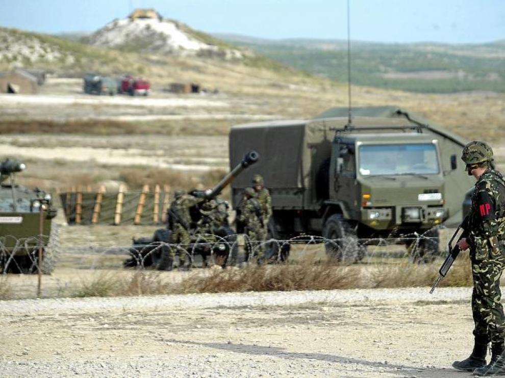 En la imagen, un grupo de militares realiza maniobras en el campo de San Gregorio, dentro del término municipal de Zaragoza.