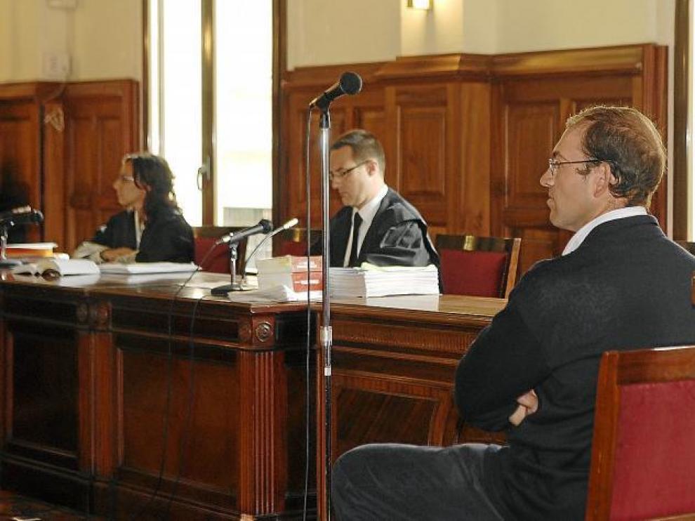 Ricardo Alcón, ayer en el juicio en la Audiencia Provincial, en primer término. Al fondo, su abogado y la fiscal.
