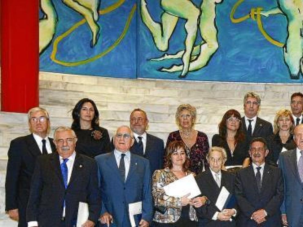 Los veinticinco galardonados, ayer, con los Reyes y el presidente de Cantabria, durante la ceremonia de entrega que tuvo lugar en el Palacio de Festivales de Santander.