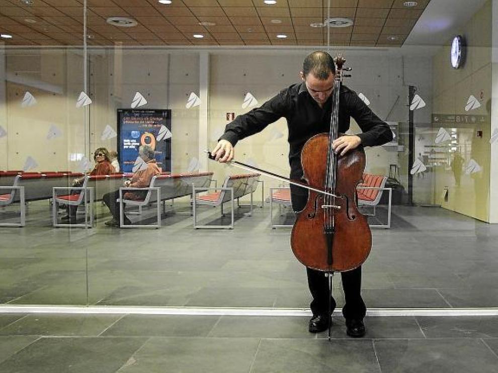 Miguel Cariñena, mitad del dúo Cariñena-Jábega, ensaya minutos antes de dar comienzo el recital, cerca de la zona de taquillas.